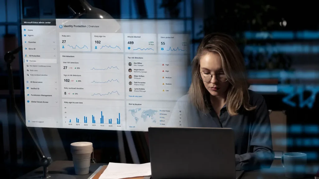 Mujer utilizando el portal de administración de seguridad Microsoft